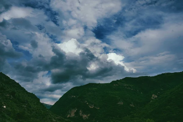 Yeşil dağ Vadisi. Dağlarda yaz