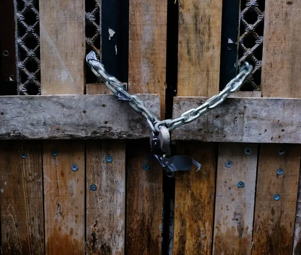 eski bir ahşap kapı zinciri ile kapalı kilit