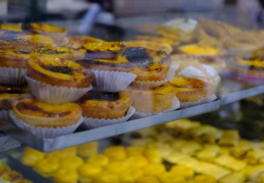 Pastel de nata Porto Portekiz bir fırında adlı geleneksel hamur işleri/tart