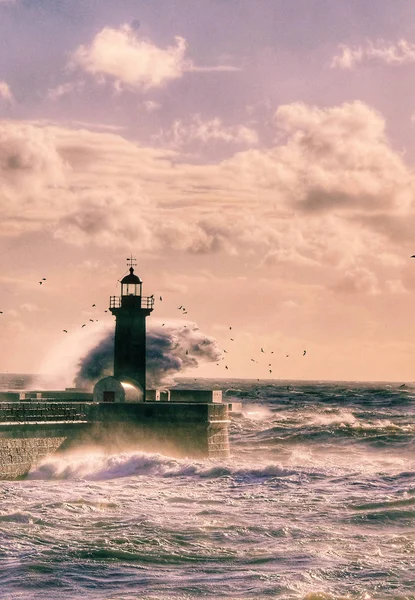 Oporto, Portekiz bir deniz feneri yakınında büyük fırtına
