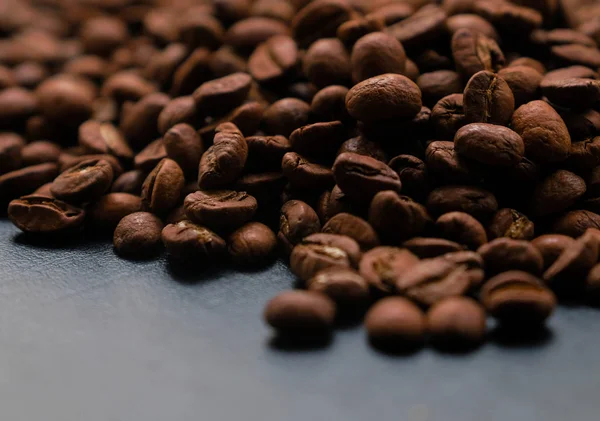 Siyah arkaplanda kahve çekirdekleri