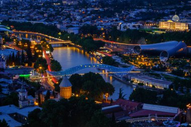 Gürcistan Tiflis üzerinden narikala Kalesi, görünümünü akşam