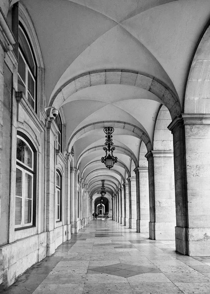 Fenerler ve kemerler ticaret kare, Lizbon, Portekiz (Praça Comercio). Yaşlı fotoğraf. Siyah ve beyaz.