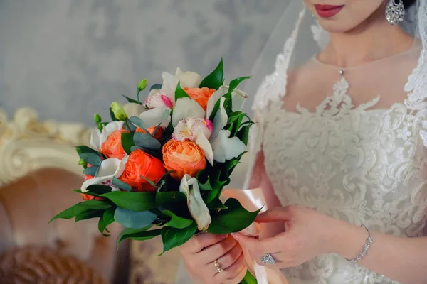 Gelin elini ihale buket üzerinde tutar. 