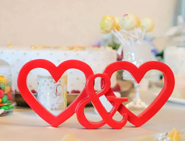 Tatlı metin büfe bar kavramı. Şeker çubuğu büfe lüks düğün ya da Doğum günü için pasta-stand tasarımı ile. Dekoratif tatlı 