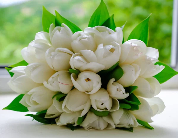 Buket penceresinde Beyaz Lale ile.