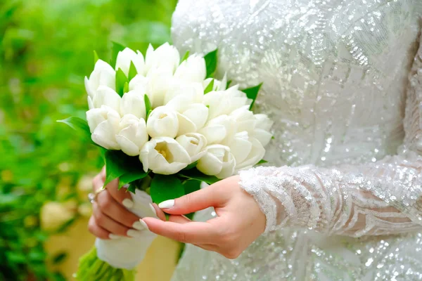 Gelinin elinde Beyaz Lale ile buket düğün.