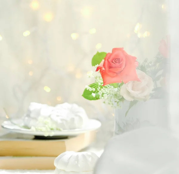 Lezzetli ve havadar şekerleme ve gül 