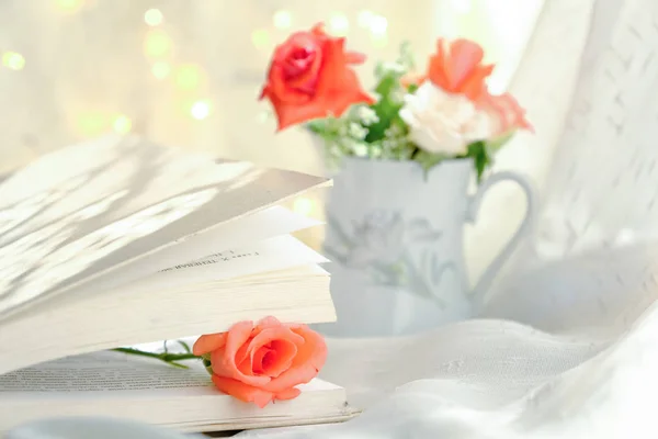 kitap pembe gül ile açın. yan görünüm.