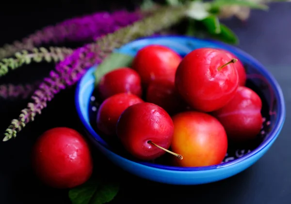 Olgun kırmızı erik seramik bir fincan 