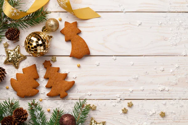 Gingerbreads ahşap arka plan üzerinde ile Noel kompozisyon. Uzay kopyalayın. Üstten görünüm 