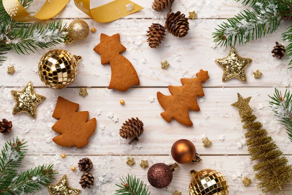 Noel Arka Plan Ile Ahşap Masa Üzerinde Gingerbreads Uzay Kopyalayın — Stok fotoğraf