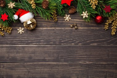 Noel dekorasyonları ahşap arka plan üzerinde ile kompozisyon. Uzay kopyalayın. Üstten görünüm 