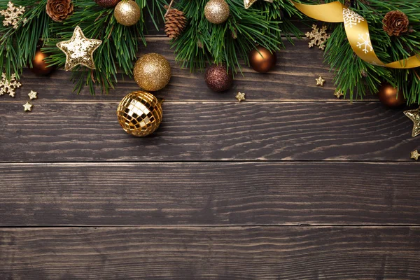 Weihnachtskomposition Mit Dekorationen Auf Holzgrund Kopierraum Ansicht Von Oben — Stockfoto