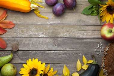 Sonbahar arka plan ile meyve ve ayçiçeği. Uzay kopyalayın. Üstten görünüm