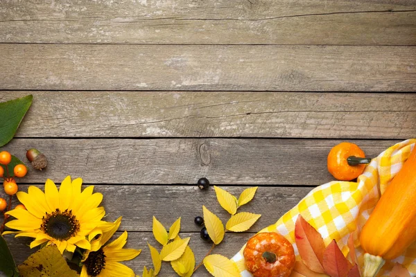 木製のテーブルの秋の背景 領域をコピーします トップ ビュー — ストック写真