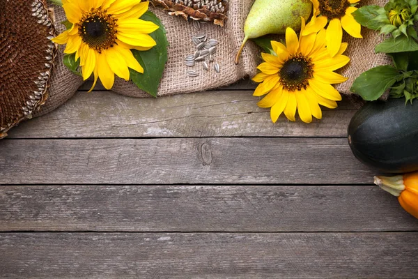 Sfondo Autunnale Con Girasoli Tavolo Legno Ricevuto Vista Dall Alto — Foto Stock