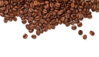 Beyaz arka planda izole kahve çekirdekleri. Üst manzara, düz yatış. Boşluğu kopyala