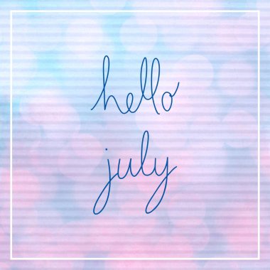 Temmuz yazı bokeh ışık mavi ve pembe oluklu kağıt üzerinde Merhaba.