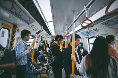 Hong Kong - 29 Mart 2018: Tanımlanamayan yolcu Mtr tren. Toplu taşıma treni hızlı transit demiryolu sistemidir Hong Kong.