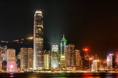 Tsim Sha Tsui, Hong Kong - 31 Mart 2018: Gece Victoria Harbor Hong Kong modern binaların Cityscape. 