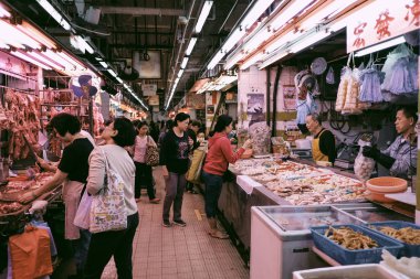 Kuzey Noktası, HONG KONG - 30 Mart 2018: Hong Kong 'un North Point bölgesindeki yerel pazarda taze et satan kasaplar.