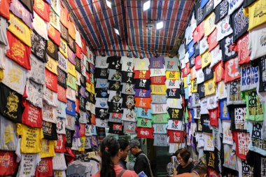 Ming Kok, Hong Kong - 30 Mart 2018: Hong Kong Turizm logosu ekran t-shirt üzerine Mong Kok, Hong Kong piyasasında Bayan hediye eşya dükkânı satışında basılmış.
