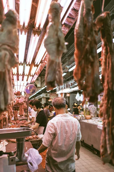 Kuzey Noktası, HONG KONG - 30 Mart 2018: Hong Kong 'un North Point bölgesindeki yerel pazarda taze et satan kasaplar.