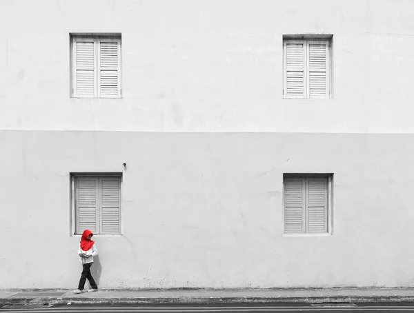 Singapore Januar 2015 Unbekanntes Junges Mädchen Wartet Neben Dem Gebäude — Stockfoto