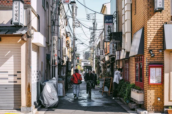 Tokyo, Japonya - 05 Nisan 2014: Street fotoğraf insan yakınındaki Sensoji tapınak Tokyo, Japonya.