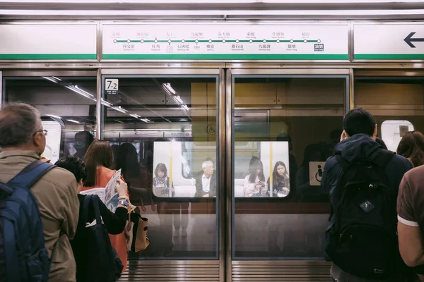 Hong Kong Março 2018 Passageiros Não Identificados Esperando Trem Mtr — Fotografia de Stock