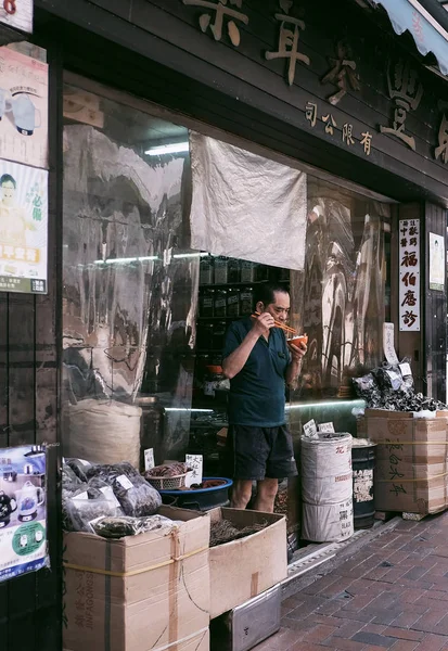Sheung Wan Hong Kong Março 2018 Homem Não Identificado Comendo — Fotografia de Stock