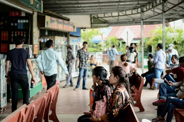 Poipet Banteay Meanchey Kambodja Juli 2018 Människor Som Väntar Bussen — Stockfoto