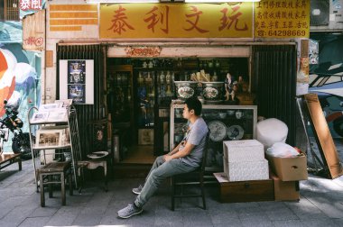 Sheung Wan, Hong Kong - 31 Mart 2018: Kimliği belirsiz Satıyoruz Şile önünde shop Hollywood yolunda Sheung Wan bölgesinde, Hong Kong.
