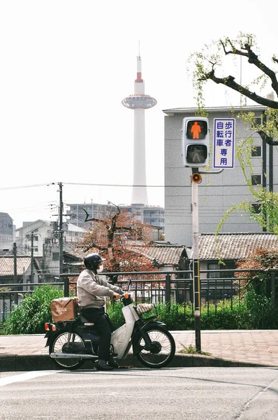 Kyoto Japonia Kwietnia 2014 Człowiek Siedzi Motocyklu Czekając Światłach Kioto — Zdjęcie stockowe