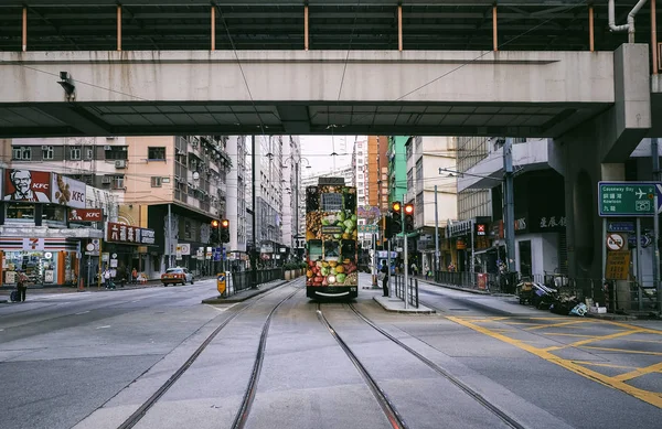 3月31日 2018年3月31日在香港行驶的电车 香港电车是世界上唯一一个以双层巴士和主要旅游景点之一经营的系统 — 图库照片