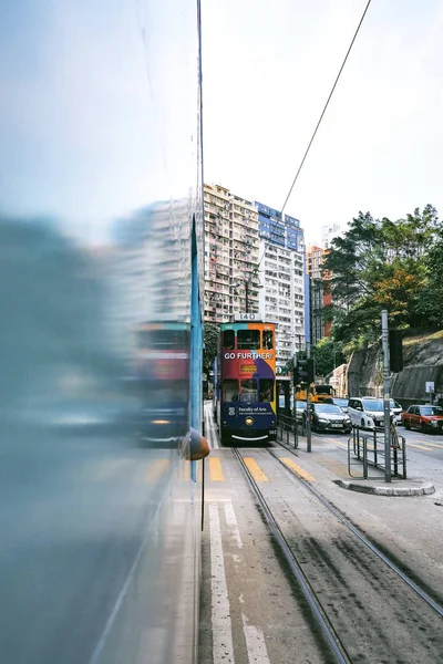 4月01日 在香港2018年4月01日的电车及车辆及道路 香港电车是世界上唯一一个以双层巴士和主要旅游景点之一经营的系统 — 图库照片