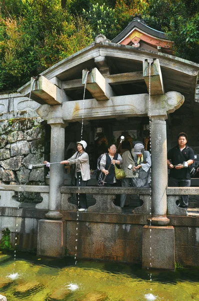 Kyoto Japon Avril 2014 Les Touristes Boivent Eau Ruisseaux Cascade — Photo