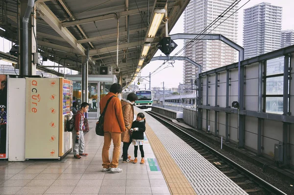 Tokyo Japan April 2014 Oidentifierade Personer Väntar Träna Plattform Och — Stockfoto