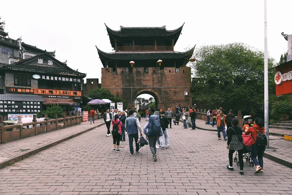 Fenghuang Hunan China October 2017 Unidentified Tourists Entrance Old Town — Stock Photo, Image