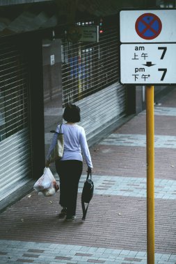 Hong Kong - 01 Nisan 2018: markette alışveriş sonra elini plastik torba taşıyan kadın.