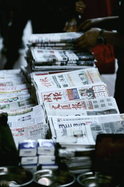 Hong Kong - 28 Mart 2018: Gazeteler store Hong Kong North Point yakınında sokakta