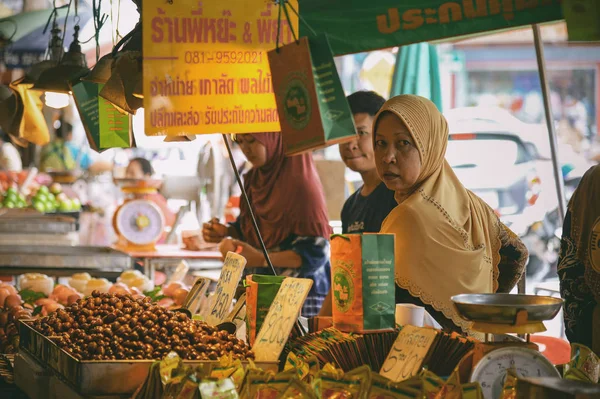 Songkhla Thailand Janeiro 2018 Comerciante Não Identificado Que Vende Castanhas — Fotografia de Stock