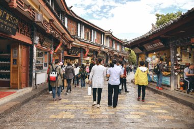 Lijiang, Yunnan, Çin - 09 Ekim 2017: Eski town Lijiang Yunnan en büyük antik eski şehre geldi. Unesco Dünya Mirası kayıtlı ve Çin'deki bir ana turistik sitesidir.
