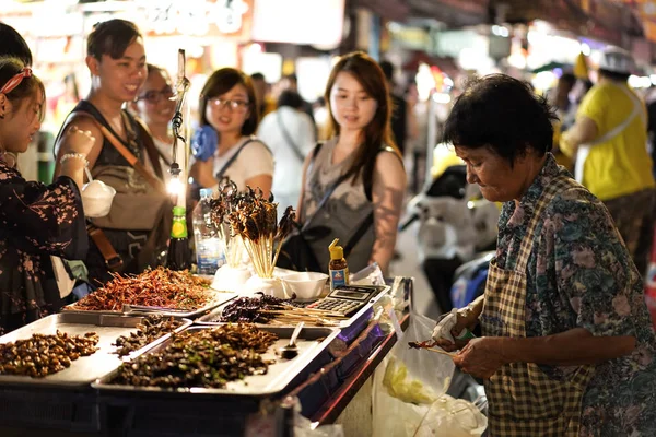 Chinatown Μπανγκόκ Ταϊλάνδη Οκτωβρίου 2018 Άνθρωποι Αγοράζουν Τηγανητά Έντομα Στο — Φωτογραφία Αρχείου