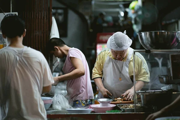 チャイナタウン バンコク 2018 Yaowarat Chinatown でカイの Chap Pochana Street Food — ストック写真