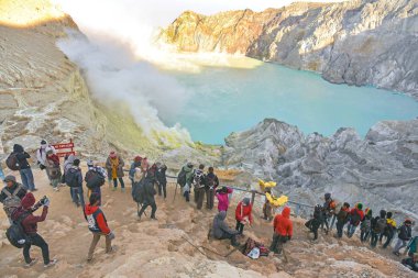 Kawah Ijen, Endonezya - Eki 18, 2015 : Doğu Java'daki Kawah Ijen'in manzarasına bakan kimliği belirsiz turistler, Endonezya.
