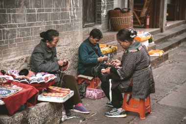 Fenghuang, Hunan, Çin - 06 Ekim 2017: Örgü Ayakkabı Fenghuang antik kenti, kimliği belirsiz kadın sanatçı. Fenghuang County, Hunan, Çin'de bulunan popüler turistik cazibe.