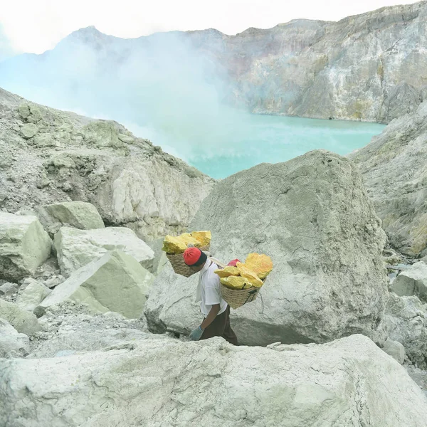 Kawah Ijen Indonesia Octubre 2015 Trabajador Dentro Del Cráter Ijen — Foto de Stock