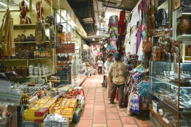 Phnom Penh, Kamboçya - 08 Temmuz 2015: Phnom Penh, Kamboçya'da turistler Rusya alışveriş Pazar.
